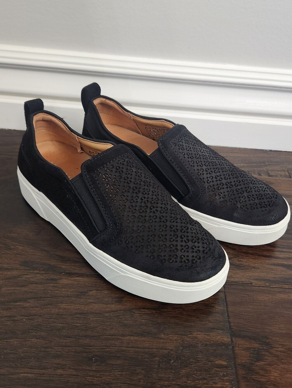 Vionic Women's Kimmie Perf Black Slip-On Sneakers I4686L1001. Women's size 6 M.